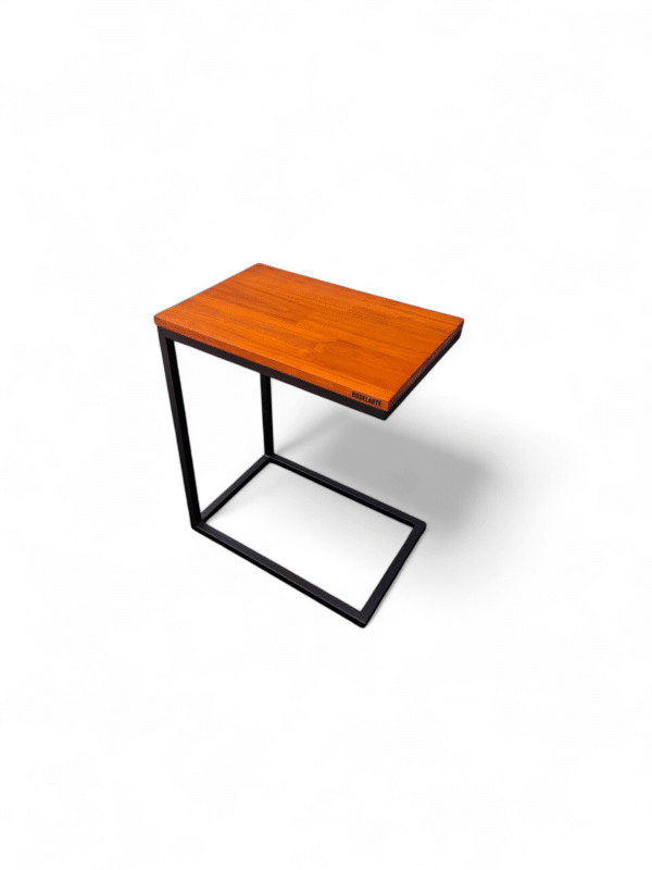 Mesa Versátil para Sillón y Cama Mesa auxiliar estilo moderno con tablero de madera claro y base metálica en forma de C, ideal para usar junto a un sillón o cama. Perfecta para colocar libros, bebidas o dispositivos electrónicos.