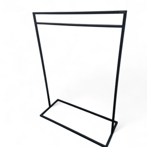 Perchero minimalista de metal negro, ideal para exhibir prendas en tiendas. Diseño simple y elegante que maximiza el espacio y facilita la organización de ropa en el comercio minorista.
