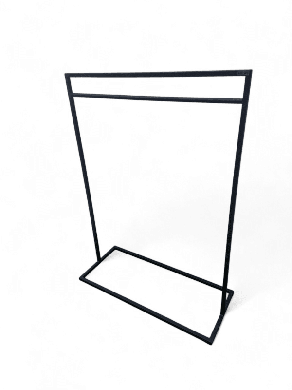 Perchero Minimalista Ideal Para Tu Tienda Perchero minimalista de metal negro, ideal para exhibir prendas en tiendas. Diseño simple y elegante que maximiza el espacio y facilita la organización de ropa en el comercio minorista.