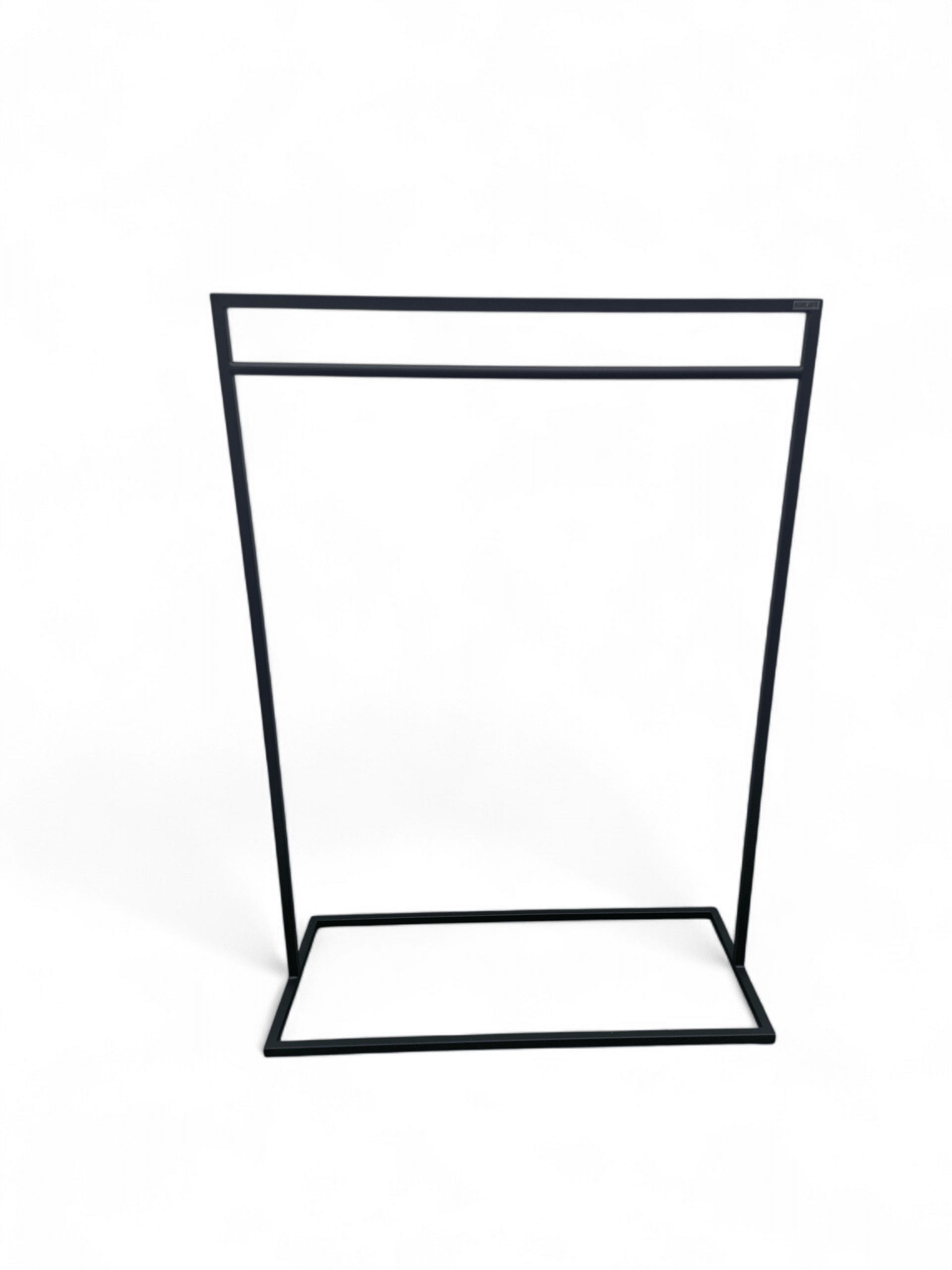 Perchero metálico negro de diseño minimalista, ideal para tiendas. Perfecto para exhibir ropa de manera elegante y ahorrar espacio.