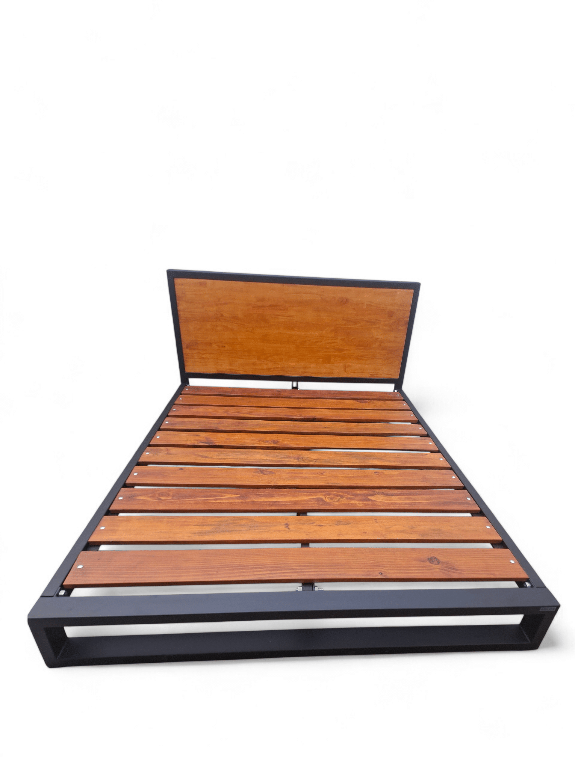 Cama estilo industrial con estructura de hierro negro y listones de madera. Ideal para un dormitorio moderno con un toque rústico. Perfecta para crear un ambiente único y acogedor.