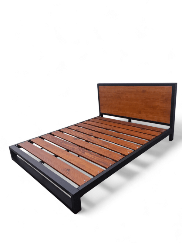 Cama de Diseño Industrial: Estilo Único y Robusto Cama de hierro y madera estilo industrial con cabecero, ideal para dormitorios modernos. Diseño robusto y elegante que combina metal oscuro y madera natural.