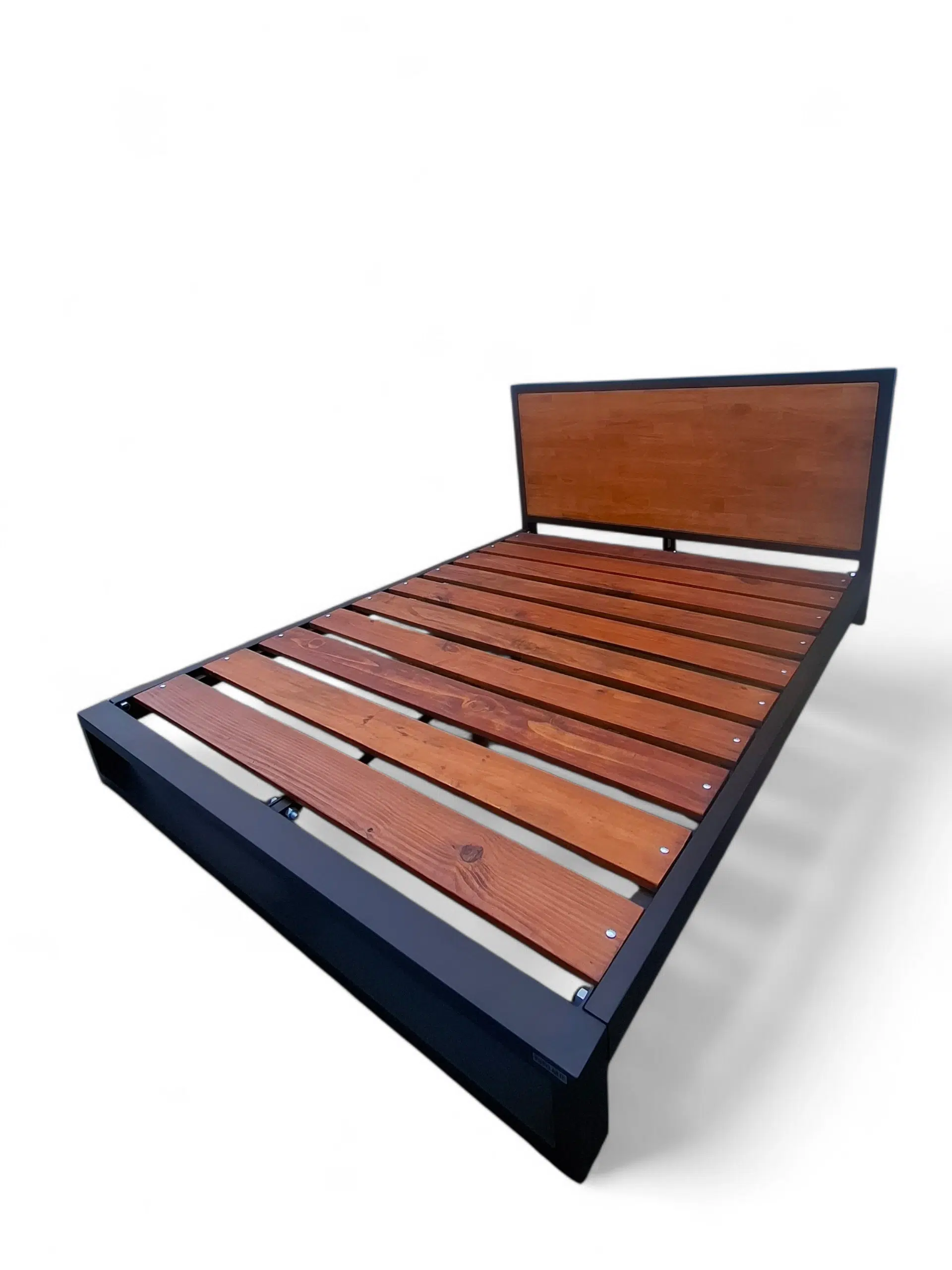 Cama de hierro y madera estilo industrial con cabecera sólida y estructura robusta. Ideal para dormitorios modernos, combinando diseño elegante y funcionalidad duradera.