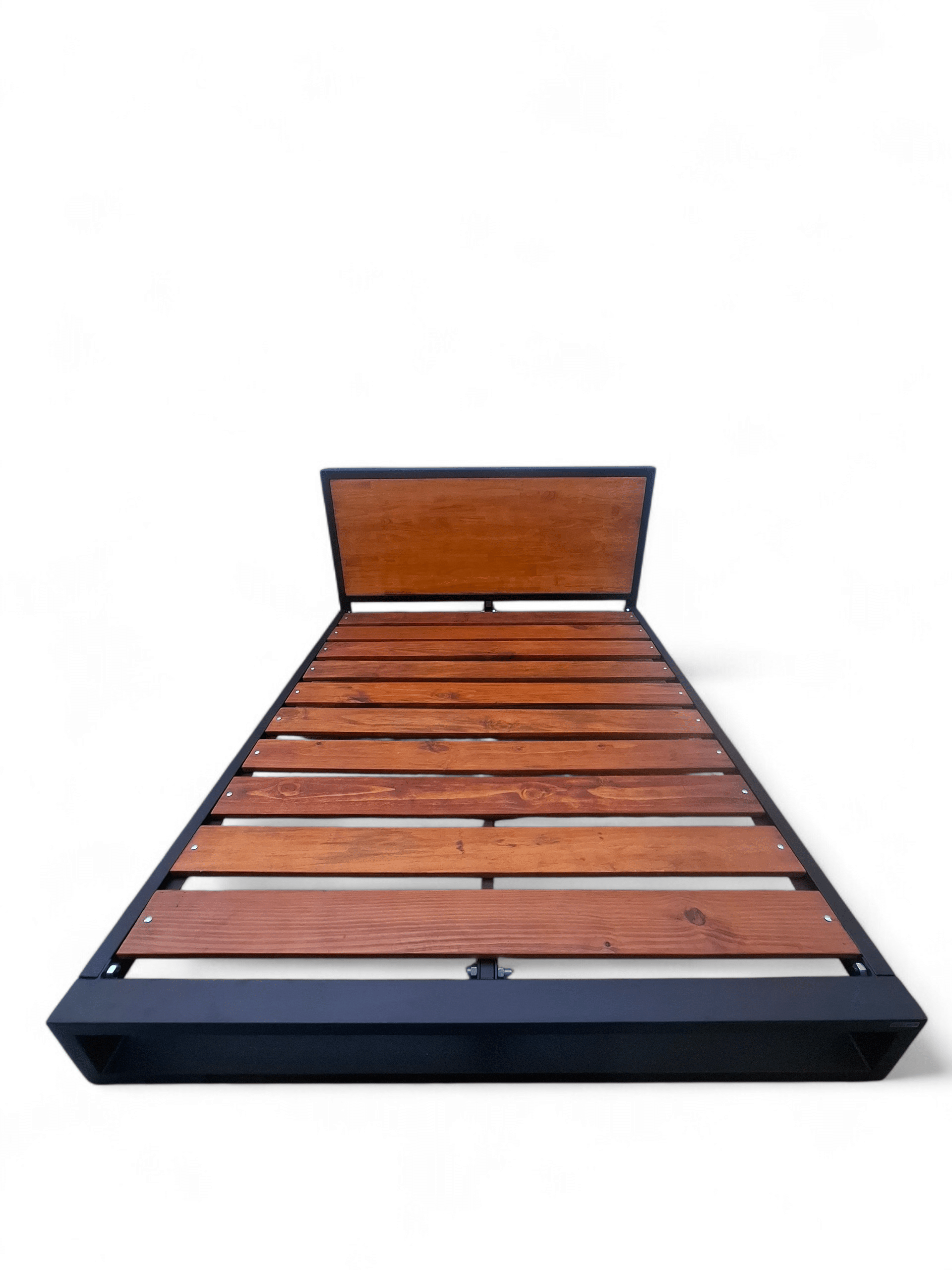 Cama de hierro y madera en estilo industrial, ideal para añadir un toque moderno y rústico a cualquier dormitorio. Su estructura robusta asegura durabilidad y diseño contemporáneo.