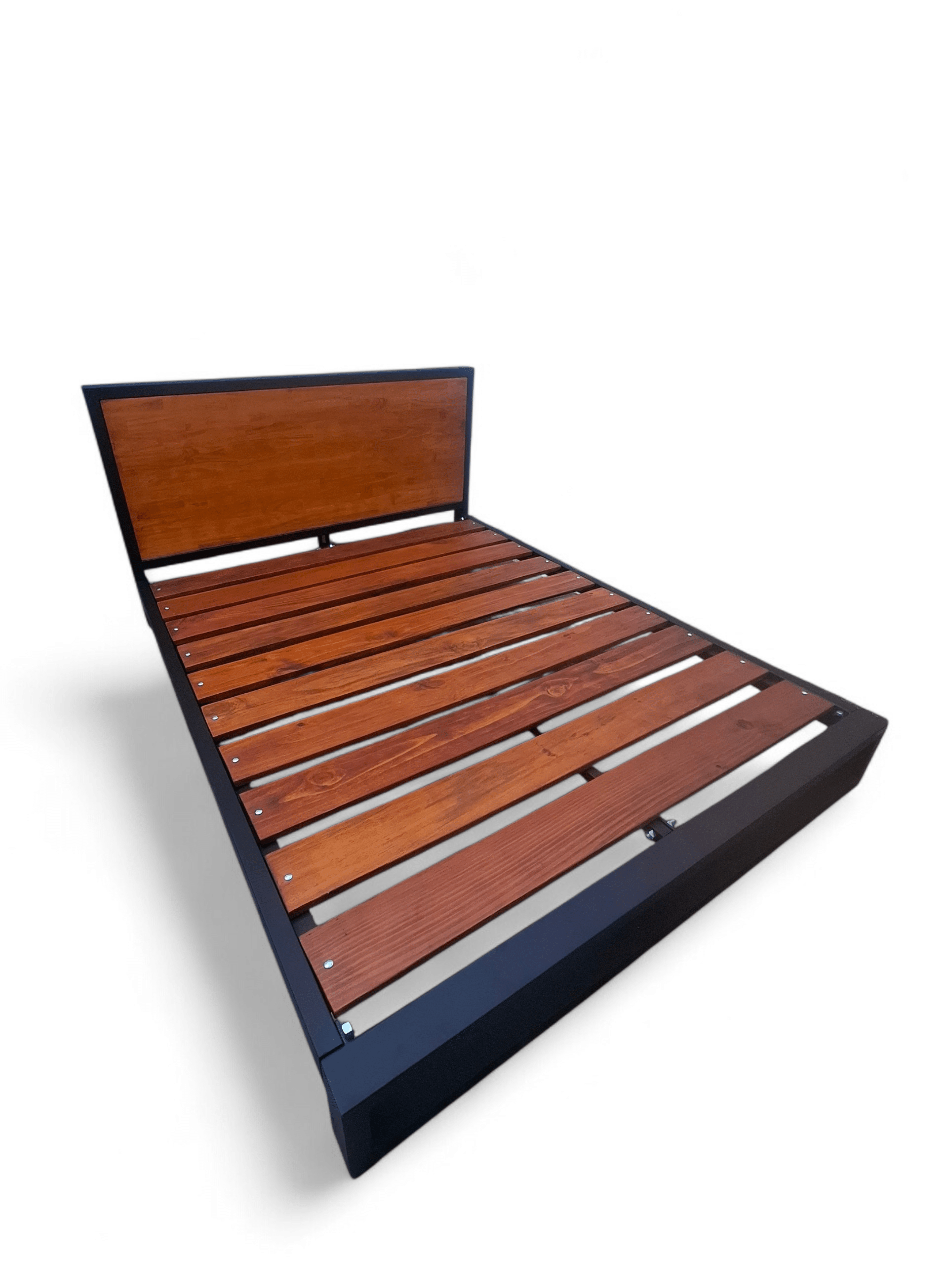 Cama de hierro y madera estilo industrial, diseño robusto y elegante, ideal para dormitorios modernos que buscan un toque rústico y durabilidad.