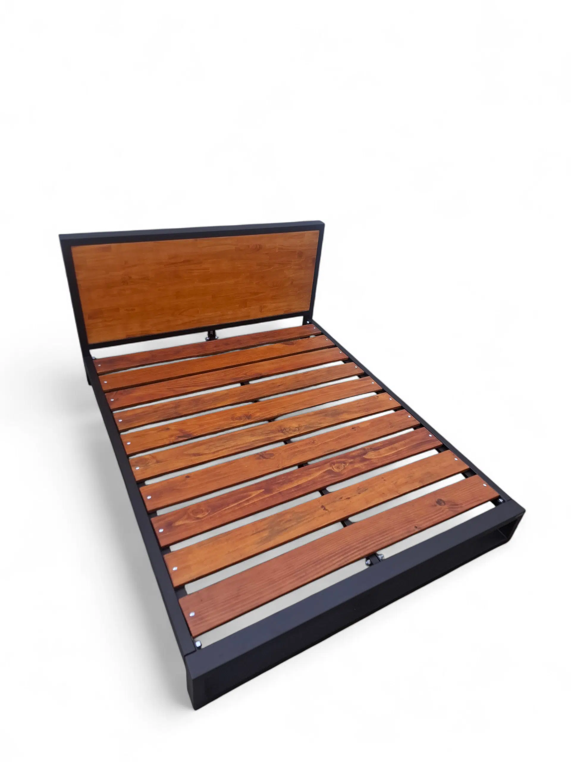 Cama estilo industrial con estructura de hierro negro y lamas de madera. Ideal para un dormitorio moderno, combinando estilo robusto y comodidad.