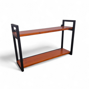 Estante moderno con estructura de metal negro y dos superficies de madera. Ideal para exhibir libros o decoraciones en una sala de estar o estudio. Diseño minimalista y funcional.