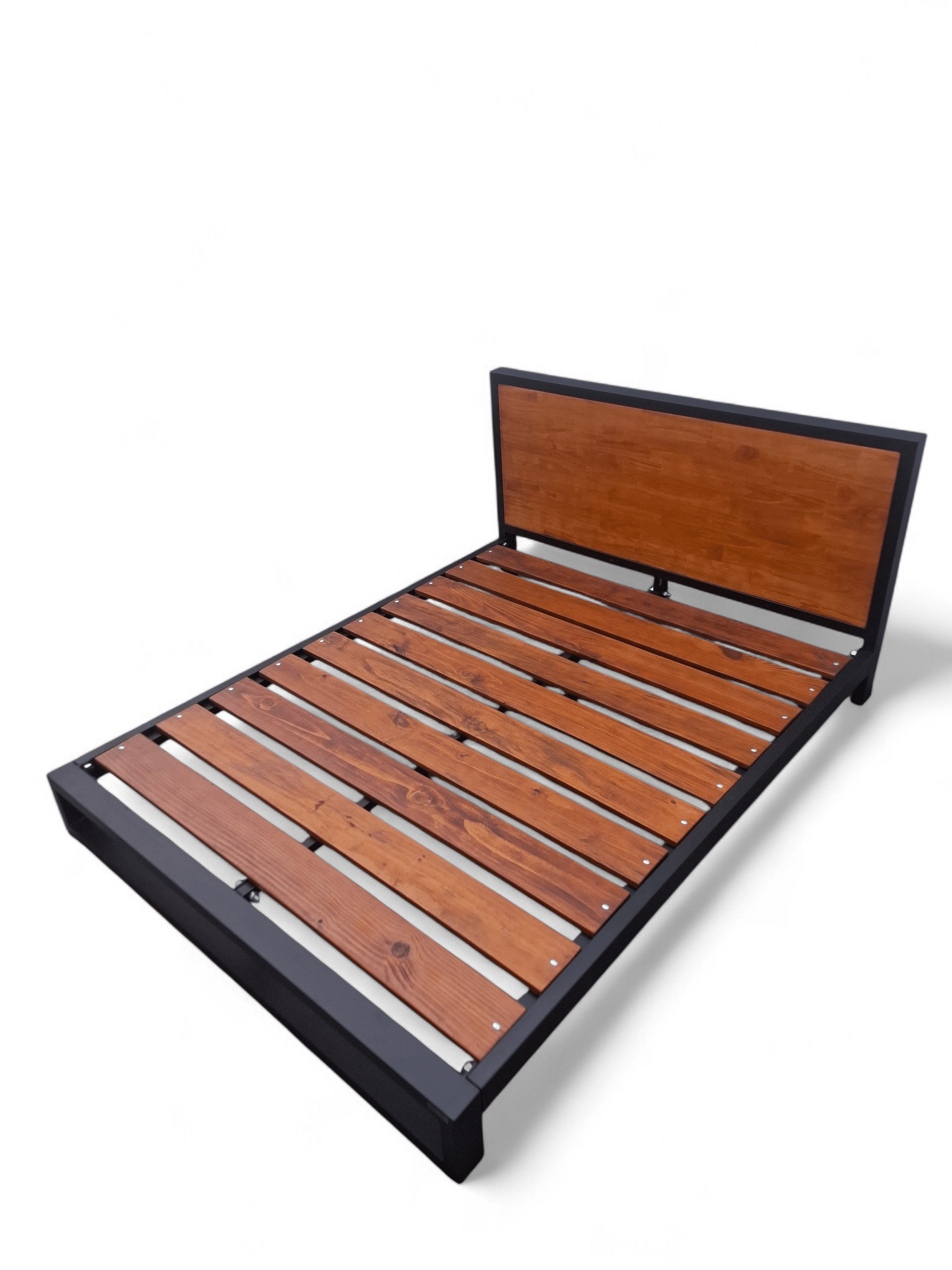 Cama estilo industrial con estructura de hierro negro y listones de madera, ideal para un dormitorio contemporáneo y resistente. Perfecta para quienes buscan diseño minimalista y durabilidad.