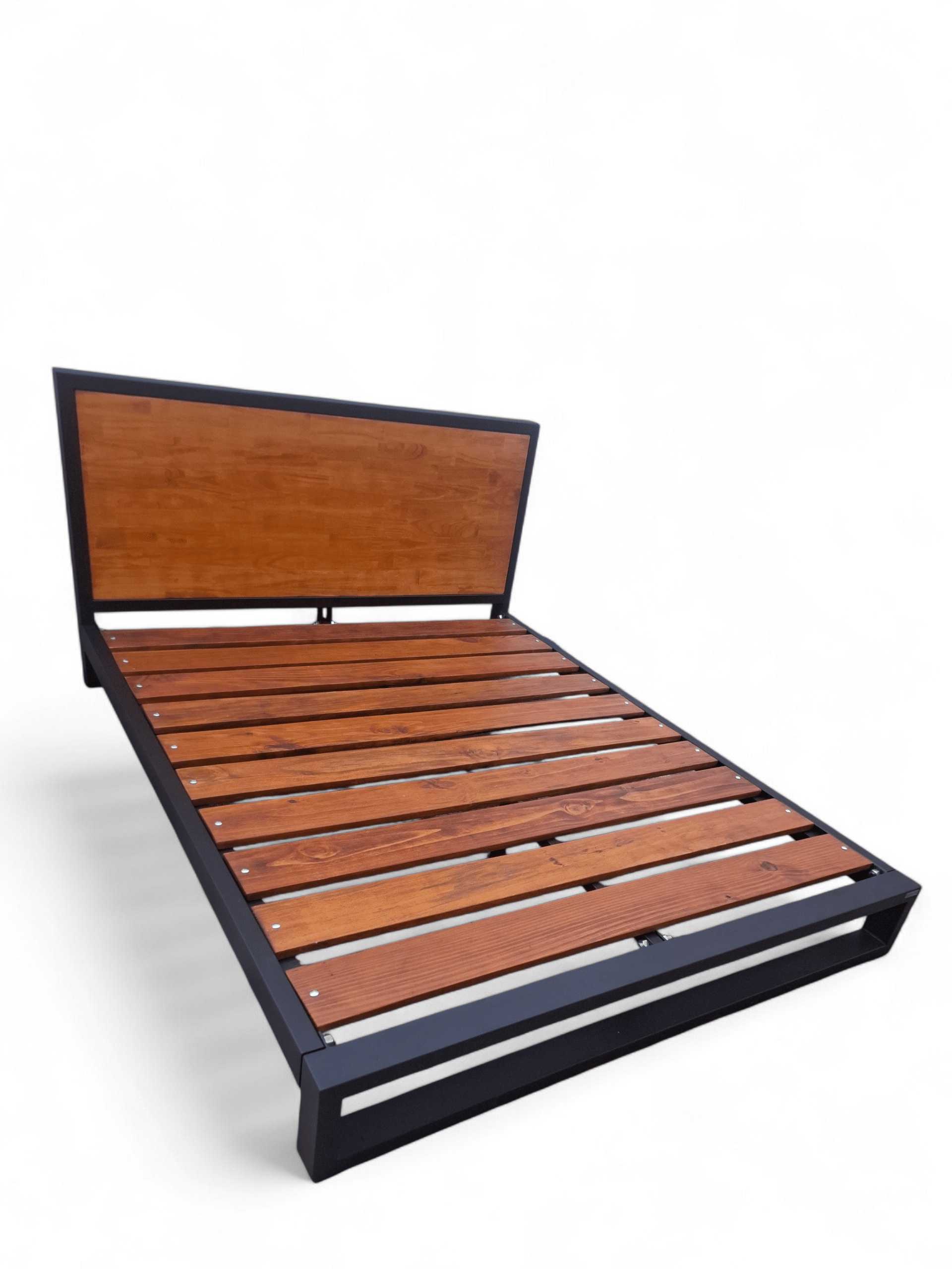 Cama estilo industrial de hierro y madera, ideal para un dormitorio moderno. Destaca por su estructura metálica robusta y su cabecera de listones de madera natural.