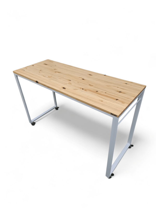 Mesa Rodante: Funcionalidad en Hierro y Tabla Mesa barra móvil con superficie de madera clara y estructura metálica con ruedas. Ideal para eventos o reuniones, facilita el servicio de bebidas y aperitivos en cualquier espacio.