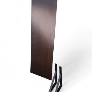 Estante de madera vertical con acabado oscuro y soportes metálicos. Ideal para organizar libros o exhibir decoraciones en casa o en la oficina.