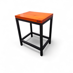 Mesa alta con cubierta de madera y estructura negra metálica. Ideal para uso en cocinas, bares o espacios modernos. Diseño funcional y elegante para interiores contemporáneos.