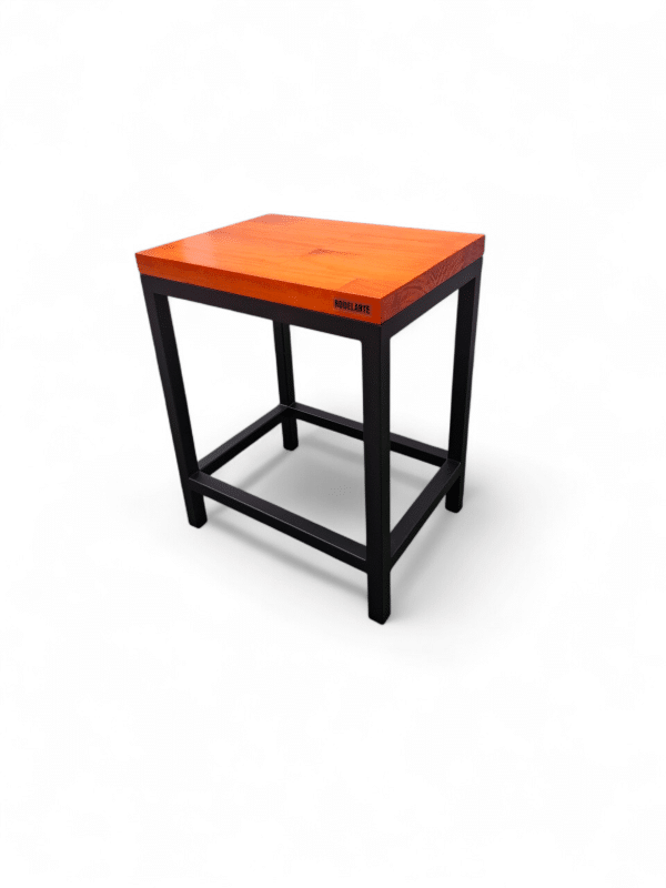 Mueble Industrial: Funcionalidad y Estilo Únicos Mesa alta con cubierta de madera y estructura negra metálica. Ideal para uso en cocinas, bares o espacios modernos. Diseño funcional y elegante para interiores contemporáneos.
