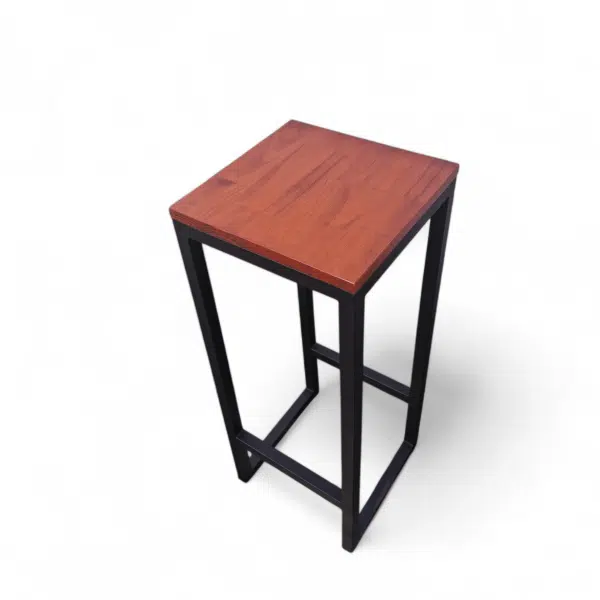 Taburete de barra con asiento de madera maciza y estructura de hierro negro. Ideal para cocinas y barras modernas, combinando durabilidad y estilo industrial elegante.