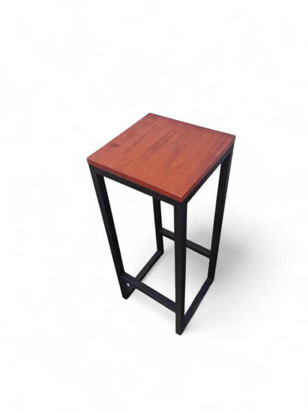 Taburete de Barra de Diseño Industrial Taburete de barra con asiento de madera maciza y estructura de hierro negro. Ideal para cocinas y barras modernas, combinando durabilidad y estilo industrial elegante.