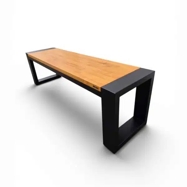 Un banco moderno con base de metal negro y superficie de madera clara. Ideal para uso en edificios públicos o áreas de espera por su diseño contemporáneo y funcionalidad.