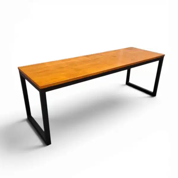 Banco simple de madera y hierro, ideal para interiores minimalistas. Diseño moderno y resistente, útil como asiento en comedores o espacios reducidos. Perfecto para decoración industrial.