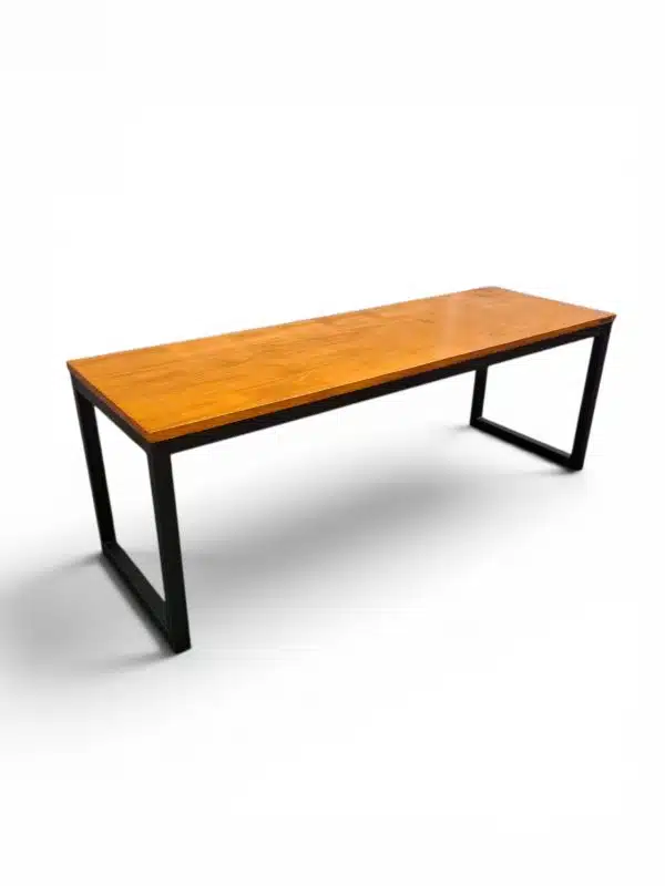 Banco simple de madera y hierro, ideal para interiores minimalistas. Diseño moderno y resistente, útil como asiento en comedores o espacios reducidos. Perfecto para decoración industrial.