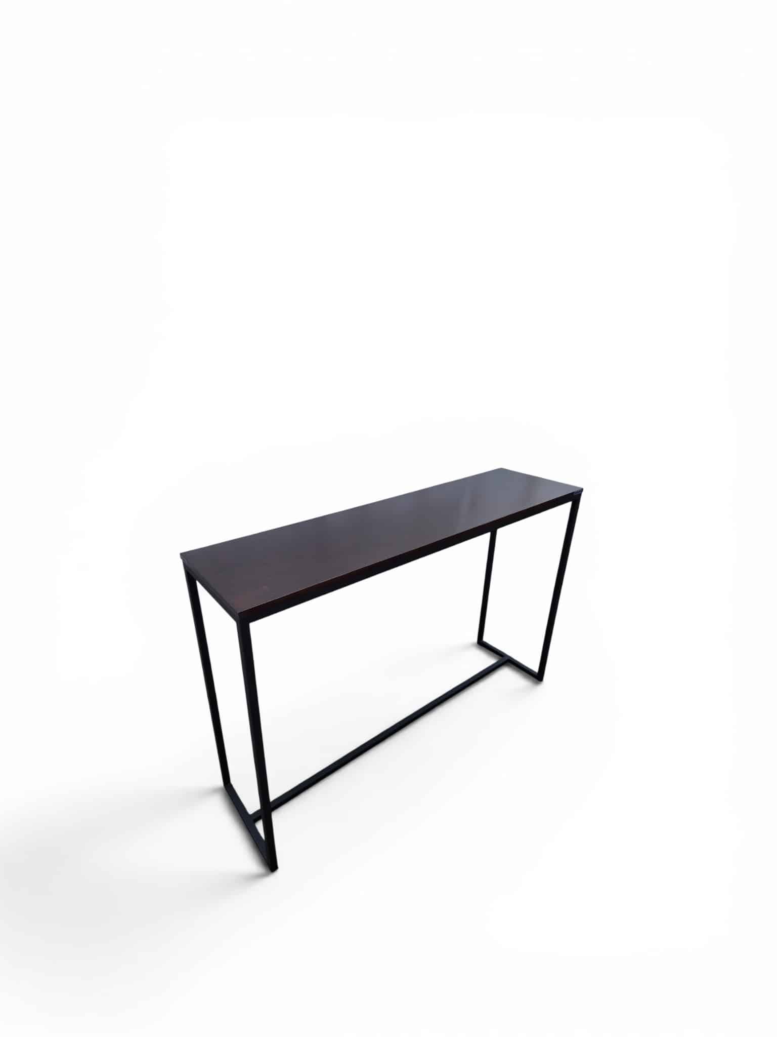 Mesa de recibidor para exterior con diseño minimalista. Estructura de metal negro y tablero oscuro, ideal para decorar entradas con macetas o accesorios.