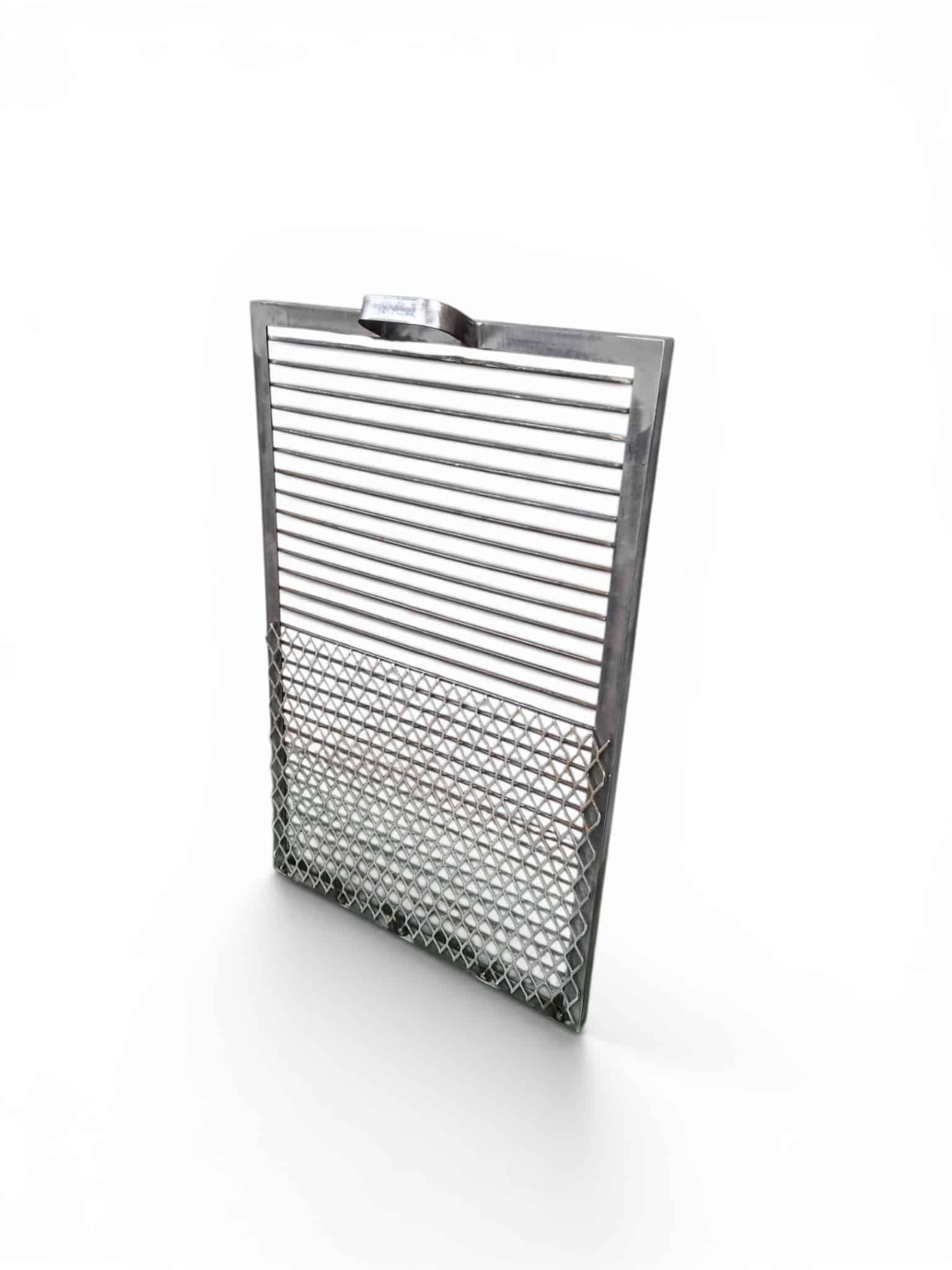 Parrilla de hierro con superficie de metal desplegado, ideal para asar alimentos uniformemente y facilitar la limpieza en barbacoas y parrilladas al aire libre.