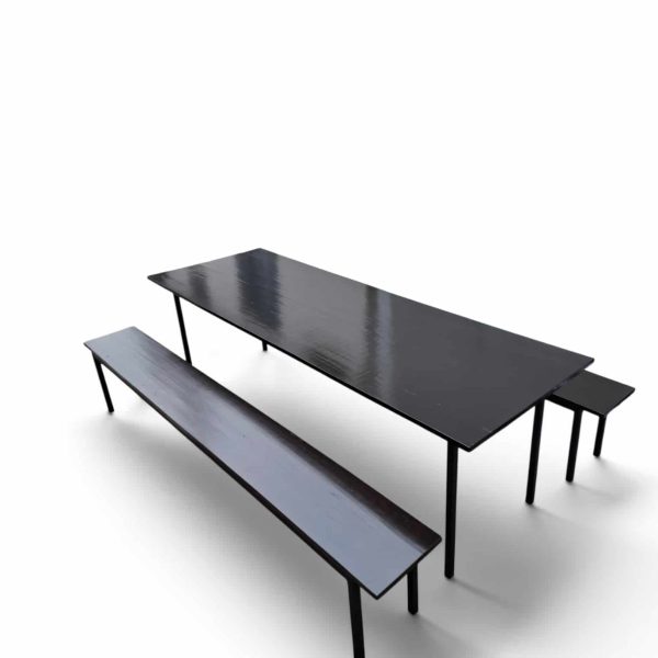 Mesa de comedor con bancos estilo industrial en metal negro, ideal para espacios contemporáneos y reuniones familiares. Diseño minimalista y funcional para un ambiente moderno.