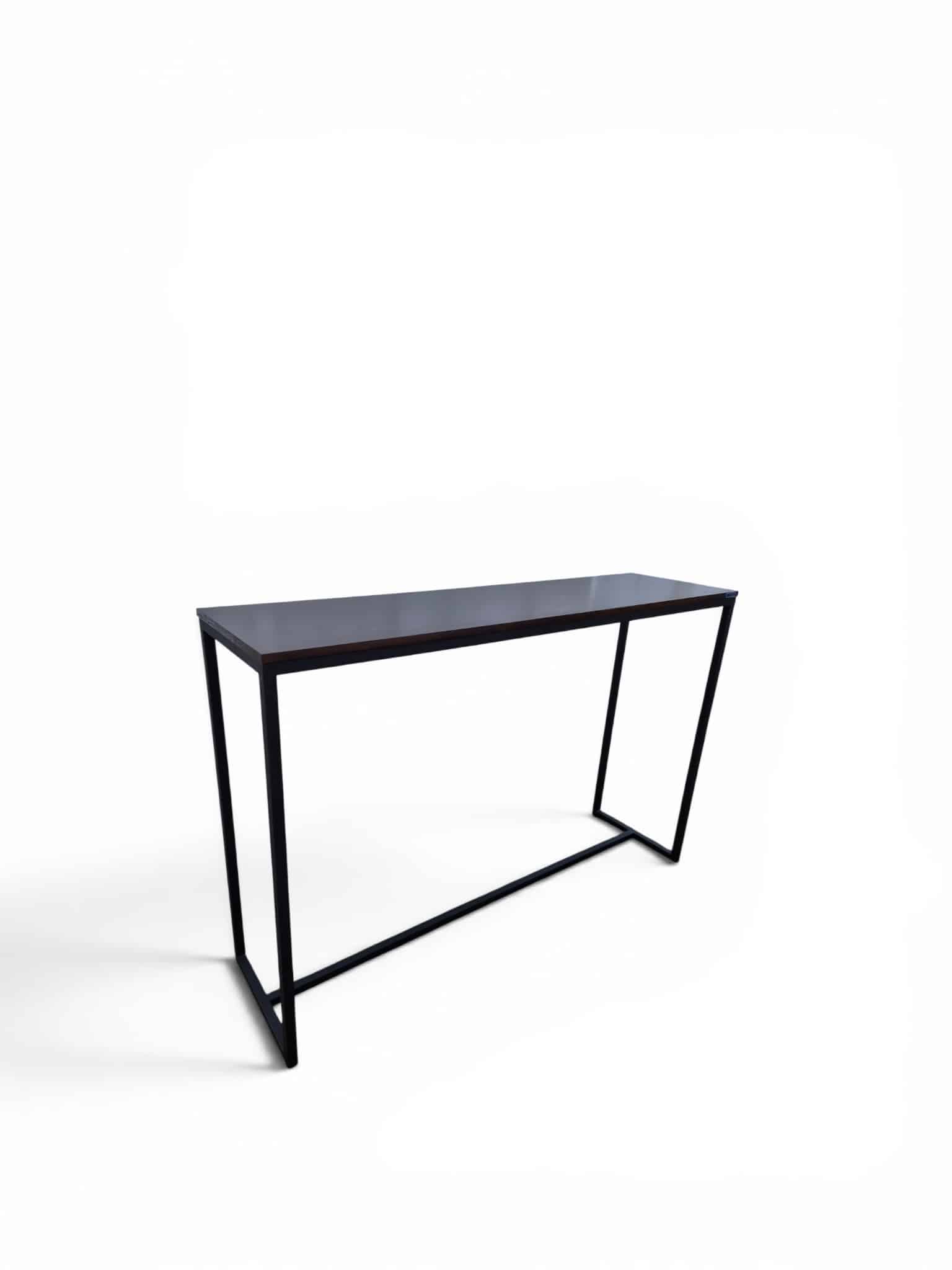 Moderna mesa de recibidor con marco metálico negro, ideal para exteriores. Su diseño minimalista complementa la entrada y ofrece espacio para decorar con plantas o accesorios.
