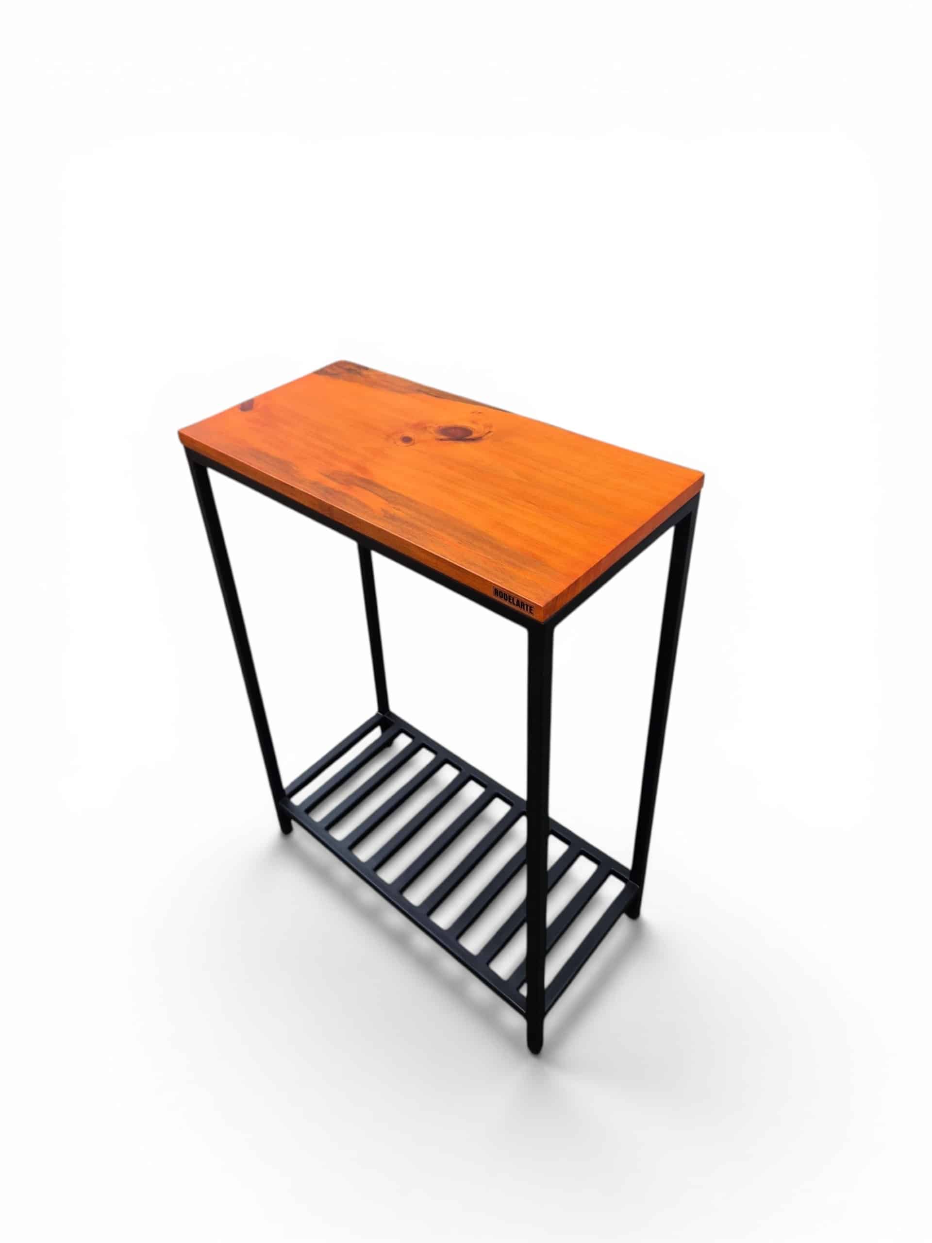 Mesa recibidor de estilo industrial con estructura de hierro negro y superficie de madera. Ideal para entradas o salones, combinando practicidad y diseño moderno.