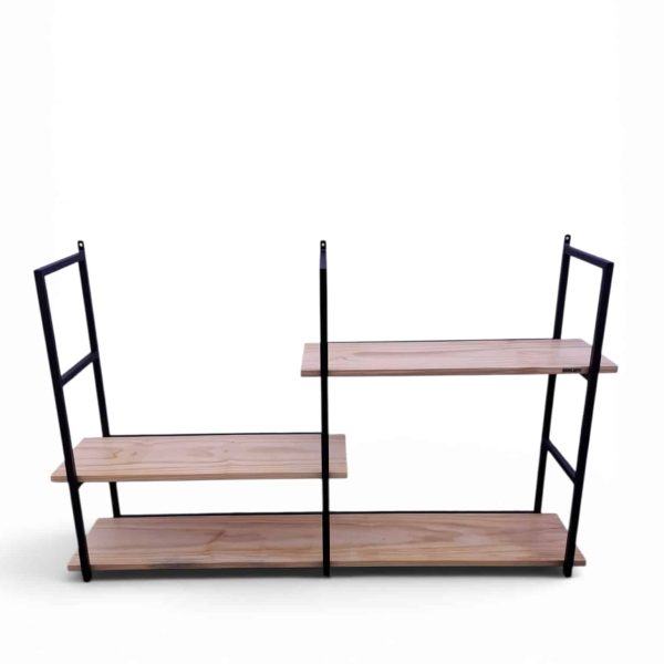 Estante flotante de madera con estructura metálica negra, ideal para cocina. Versátil para organizar utensilios, especias o decorar con plantas y accesorios. Diseño moderno y funcional.
