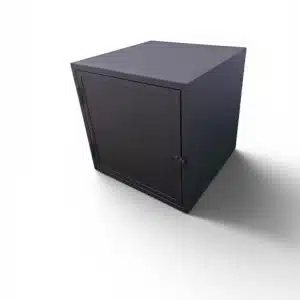 Caja metálica cerrada, ideal para proteger bombas de agua o equipos similares de condiciones climáticas adversas. Diseño robusto y seguro, perfecto para uso exterior.