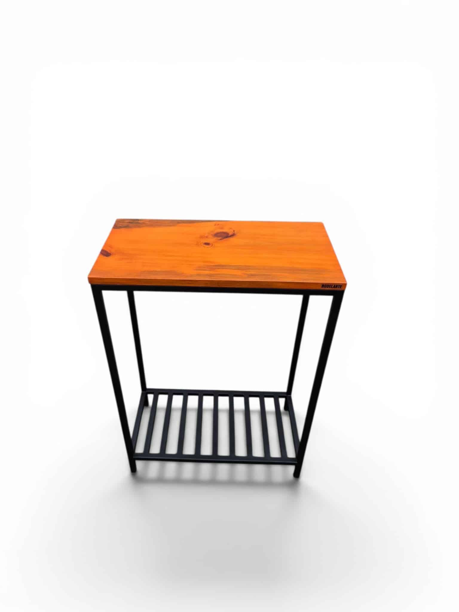 Mesa recibidor estilo industrial con tablero de madera y base de hierro negro. Ideal para entradas, combina estética robusta y funcionalidad.