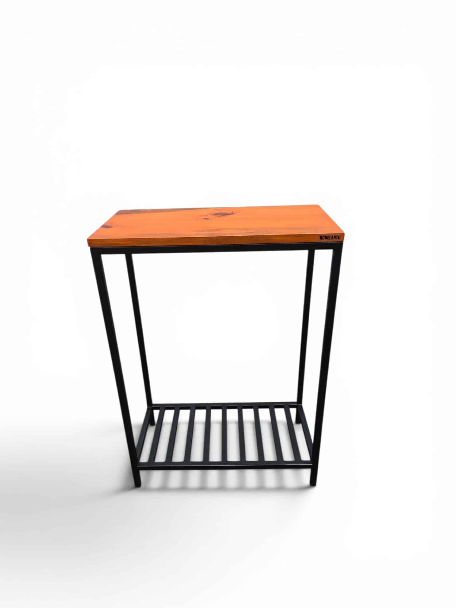 Mesa recibidor de estilo industrial con estructura de hierro negro y superficie de madera. Ideal para decorar entradas con un diseño moderno y funcional.