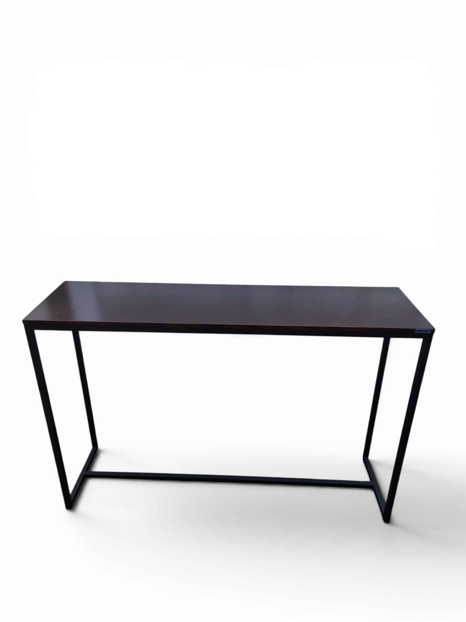 Mesa consola minimalista con estructura metálica y superficie oscura, ideal para usar como recibidor en exteriores, combinando estilo moderno y funcionalidad.