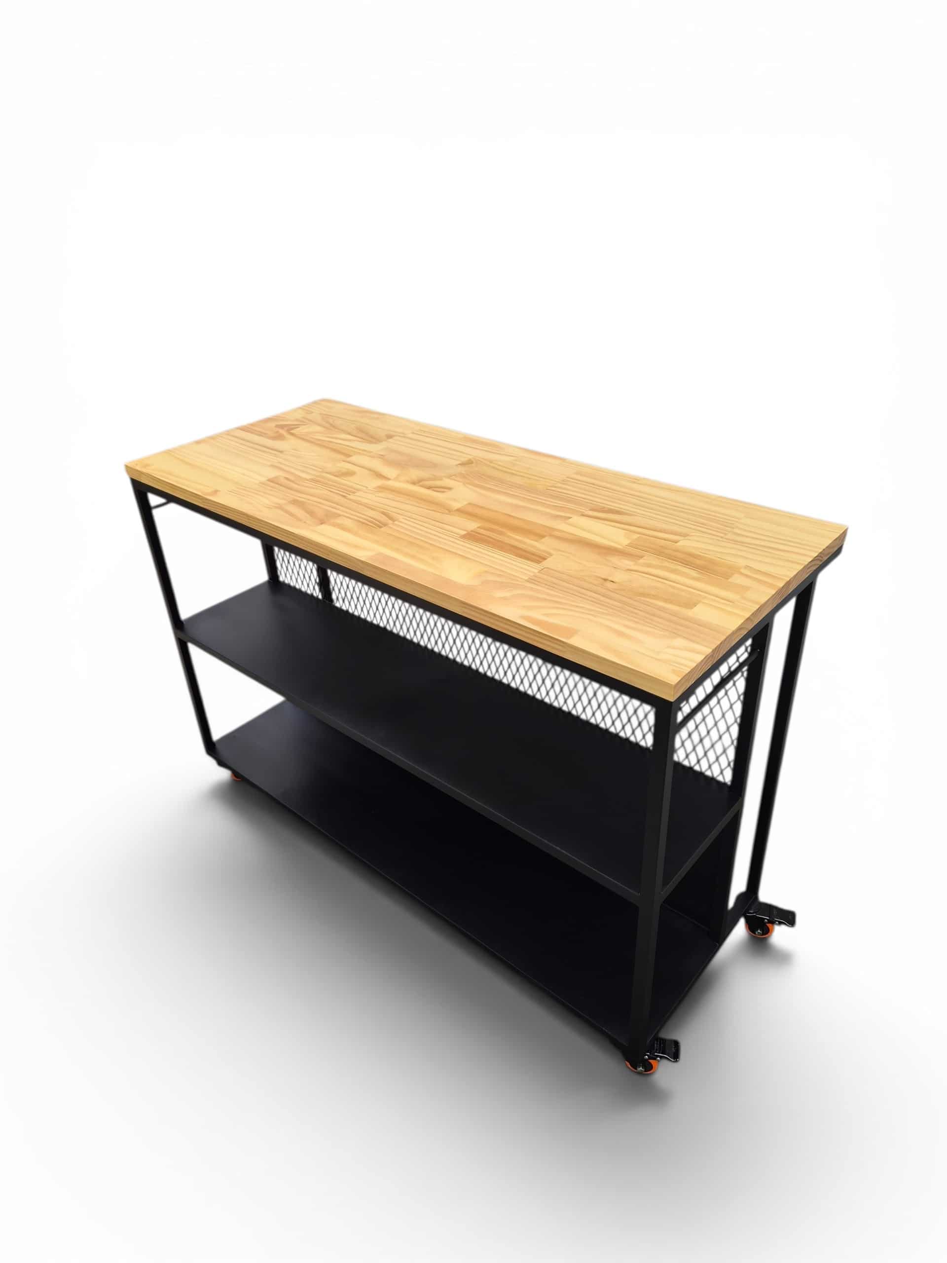 Barra desayunador moderna con encimera de madera y estantes de metal negro. Ideal para cocina, ofrece espacio de almacenamiento abierto y funcionalidad en diseño contemporáneo.