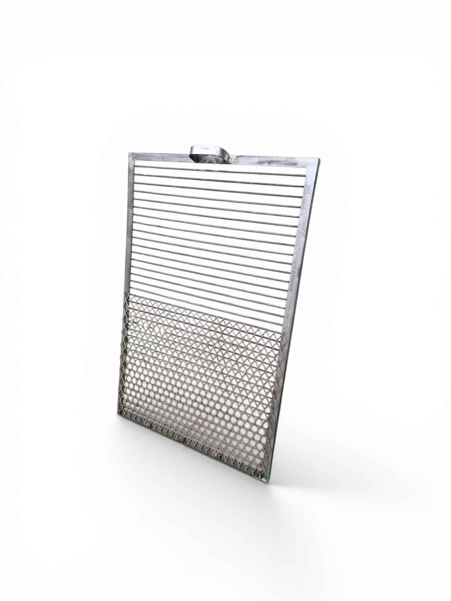 Parrilla de hierro con diseño combinado de barras y metal desplegado, ideal para asados al aire libre. Diseño robusto mejora la distribución del calor y facilita la limpieza.