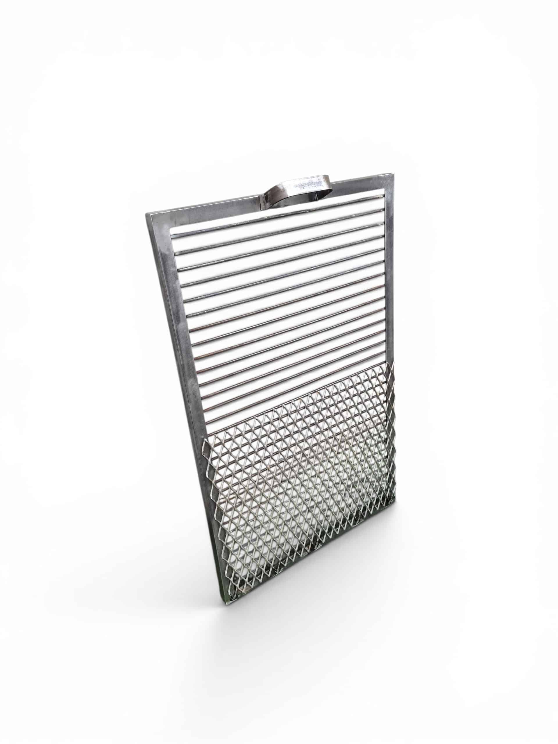 Parrilla de hierro con diseño en metal desplegado, ideal para asados al aire libre. Robusta y durable, optimiza la cocción de alimentos. Perfecta para entusiastas del asado.