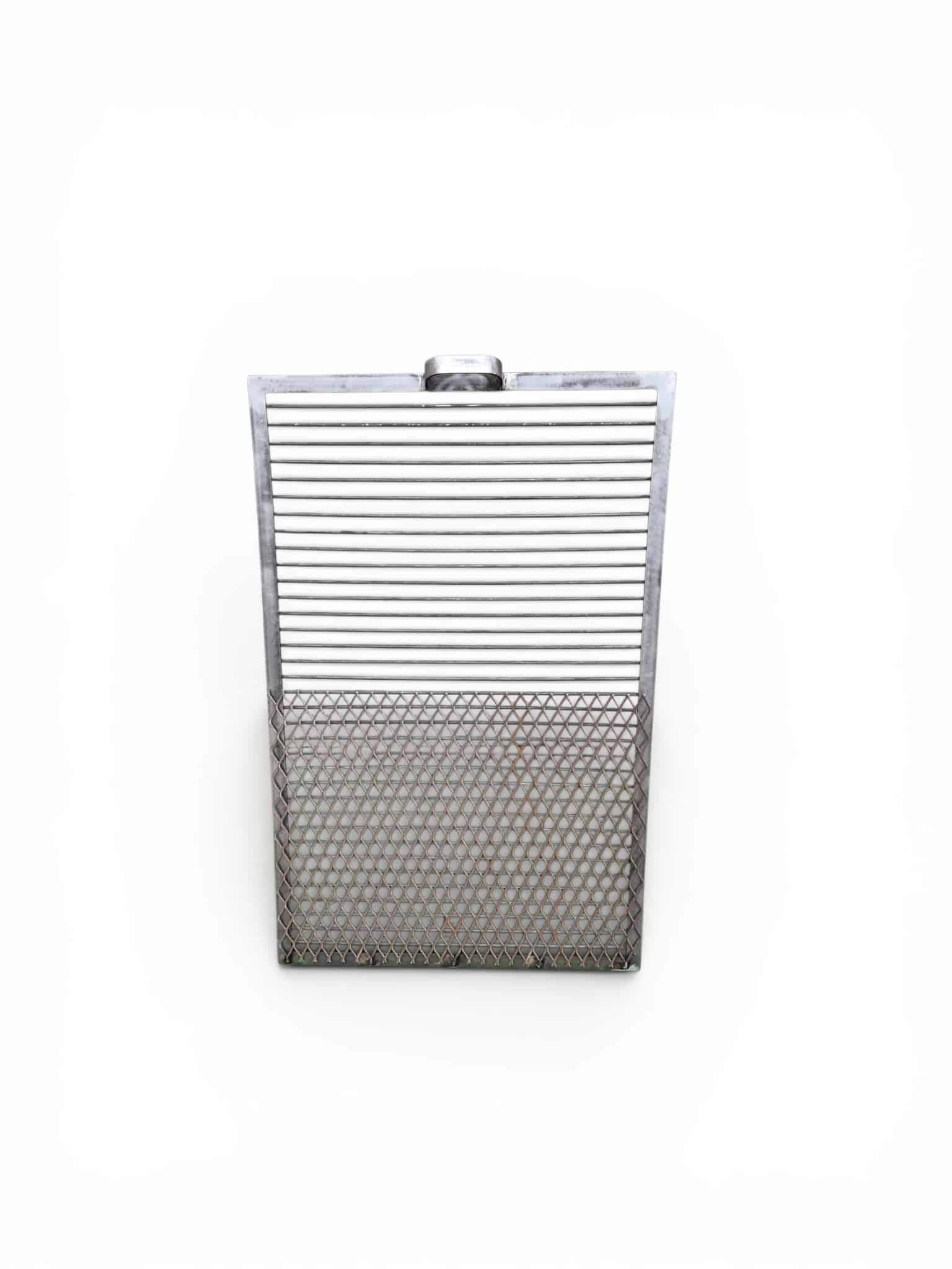 Parrilla de hierro con diseño de metal desplegado, ideal para asados al aire libre, combinando resistencia y ventilación óptima para cocinar carnes y vegetales.