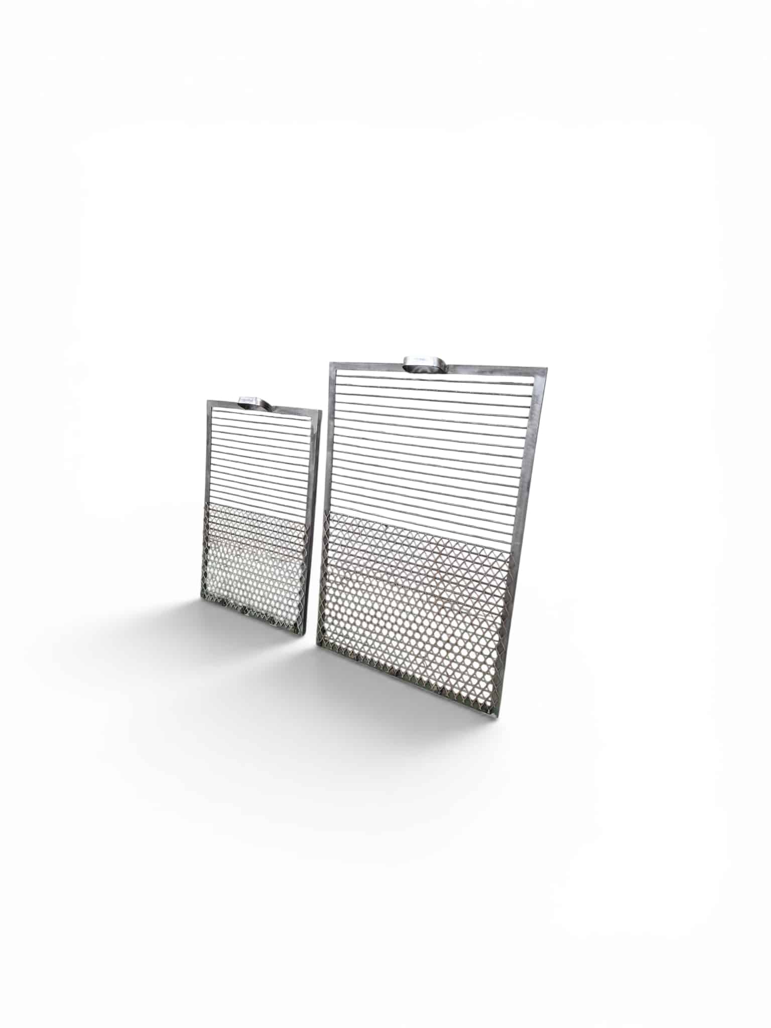 Parrilla de hierro con metal desplegado, ideal para asados al aire libre. Diseño robusto, permite una cocción uniforme gracias a su material resistente al calor.