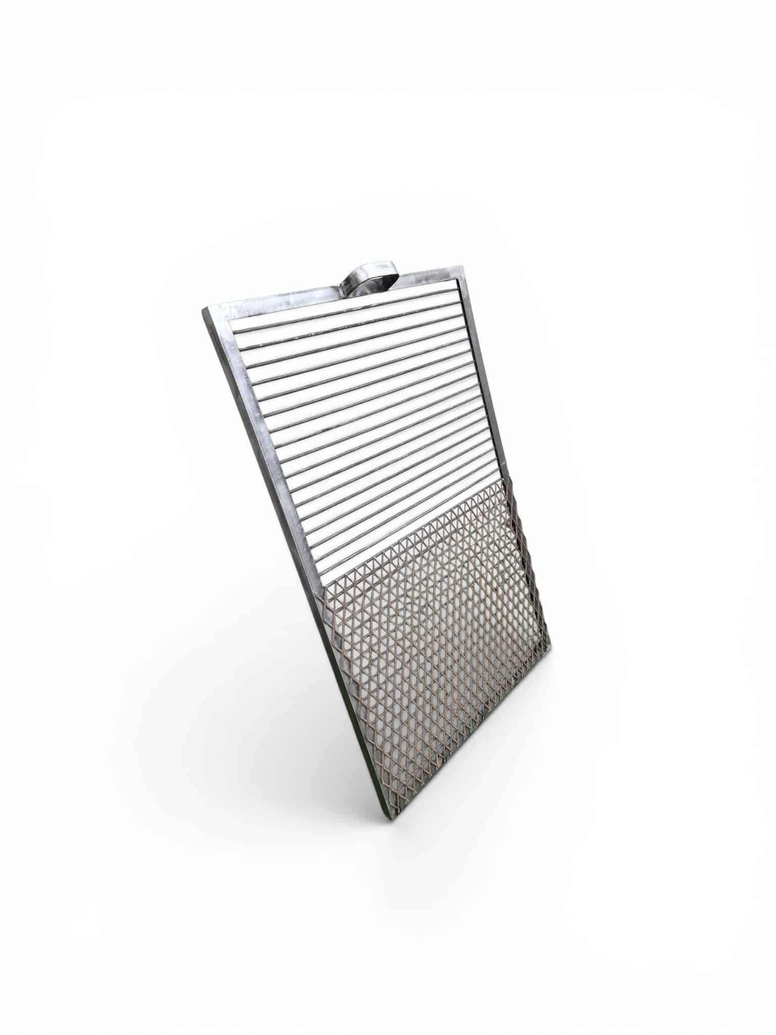 Parrilla de hierro con diseño de metal desplegado, ideal para asados al aire libre. Ofrece durabilidad y resistencia al calor, perfecta para optimizar la cocción de alimentos a la parrilla.