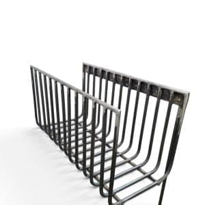 Soporte metálico para almacenar leña, ideal para optimizar el espacio y mejorar la ventilación en un quemador de leña. Perfecto para hogares que buscan funcionalidad y estilo.