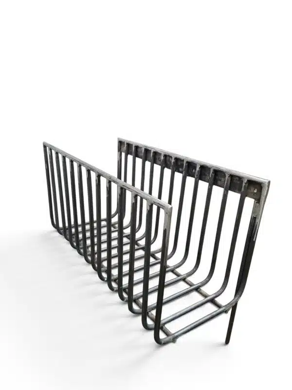 Soporte metálico para almacenar leña, ideal para optimizar el espacio y mejorar la ventilación en un quemador de leña. Perfecto para hogares que buscan funcionalidad y estilo.