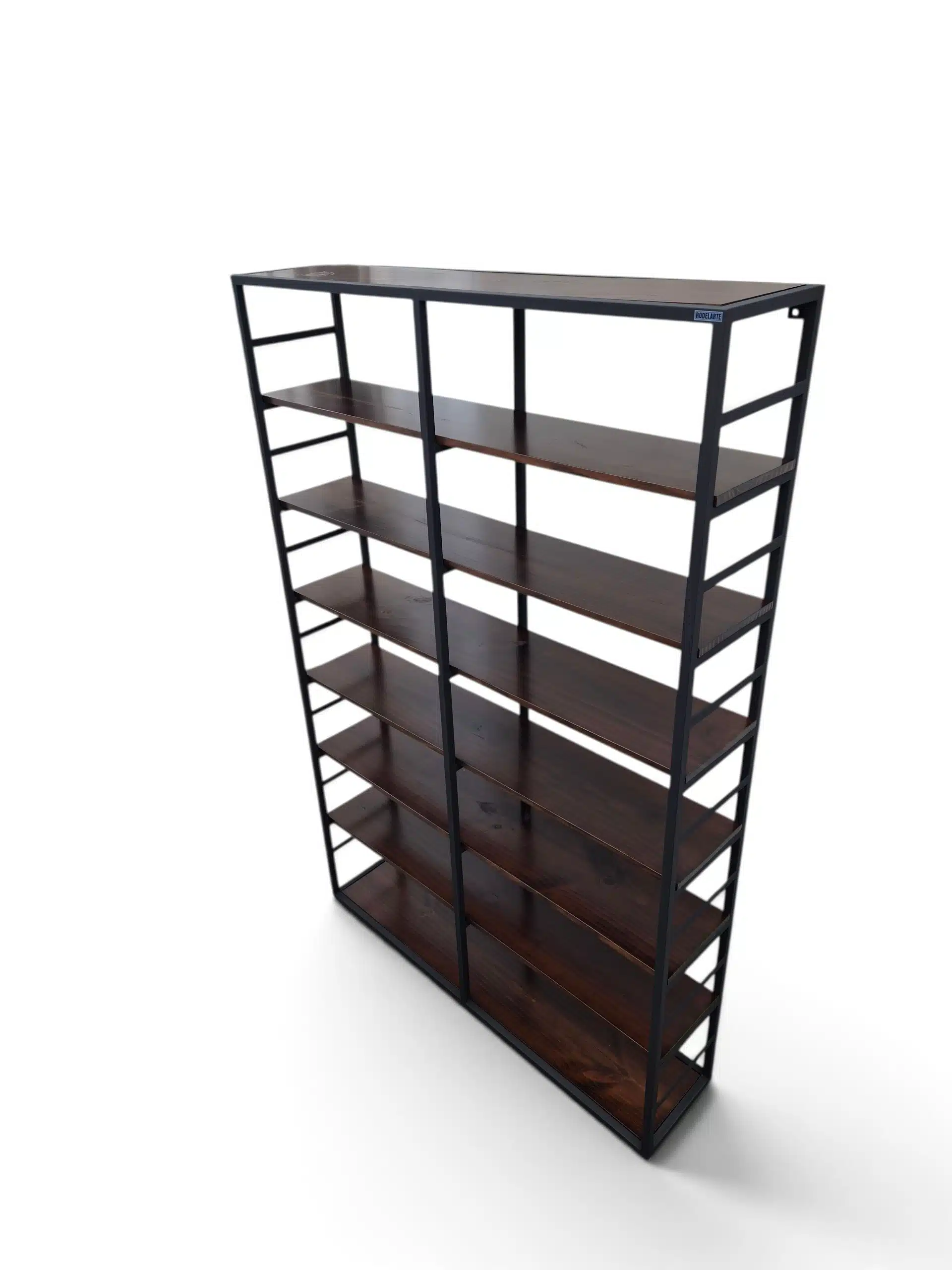 Estantería biblioteca moderna de metal y madera con múltiples estantes, ideal para almacenar libros y objetos decorativos en hogares u oficinas.