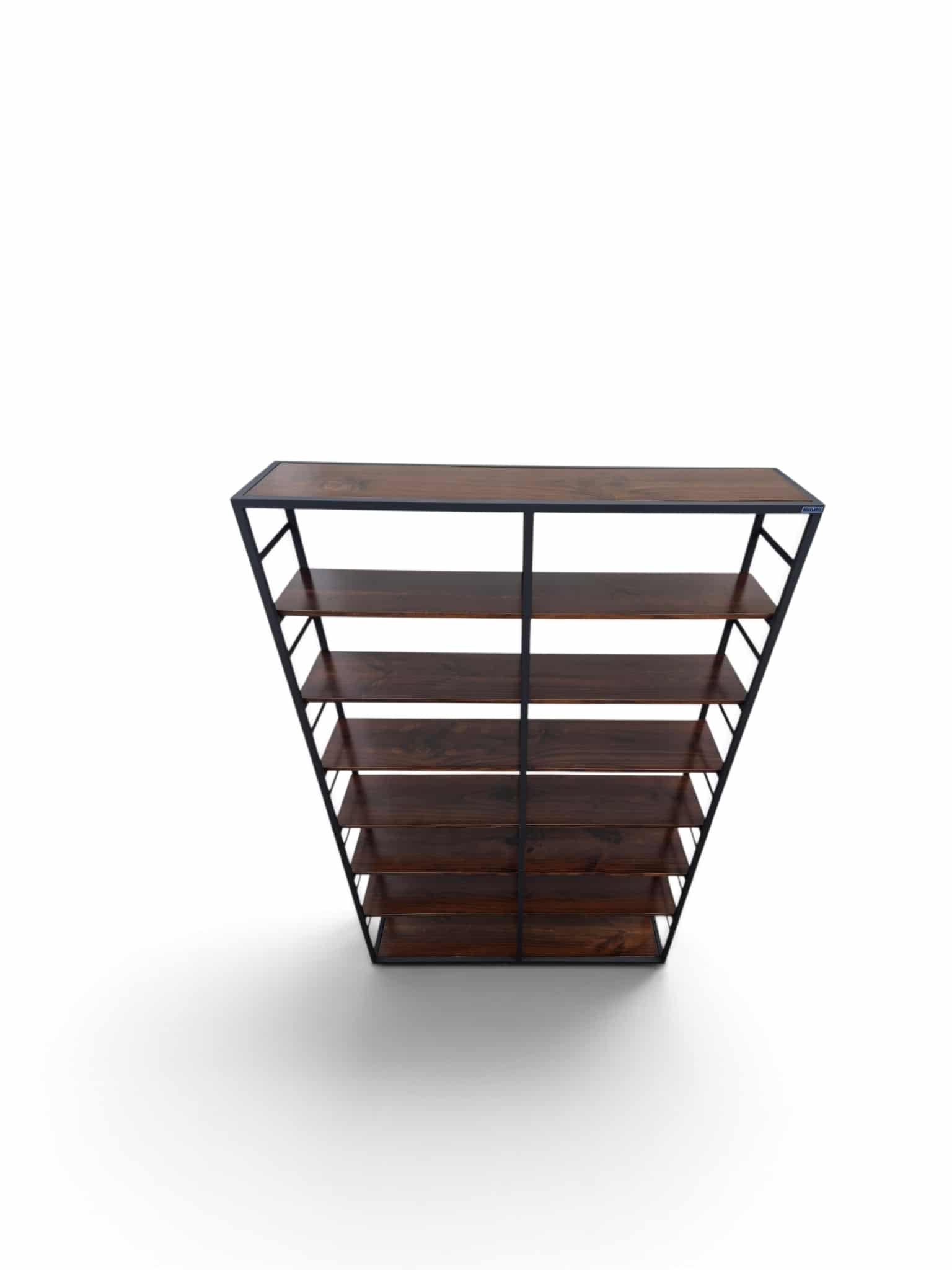 Estantería en forma de trapezoide con estructura de metal y estantes de madera, ideal para uso en bibliotecas para organizar libros de manera moderna y eficiente.