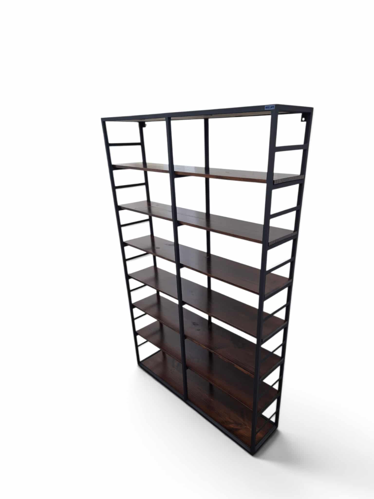 Estantería biblioteca de metal negro y madera oscura, ideal para organizar libros y decorar espacios modernos. Perfecta para hogareñas o profesionales que aman el diseño funcional.