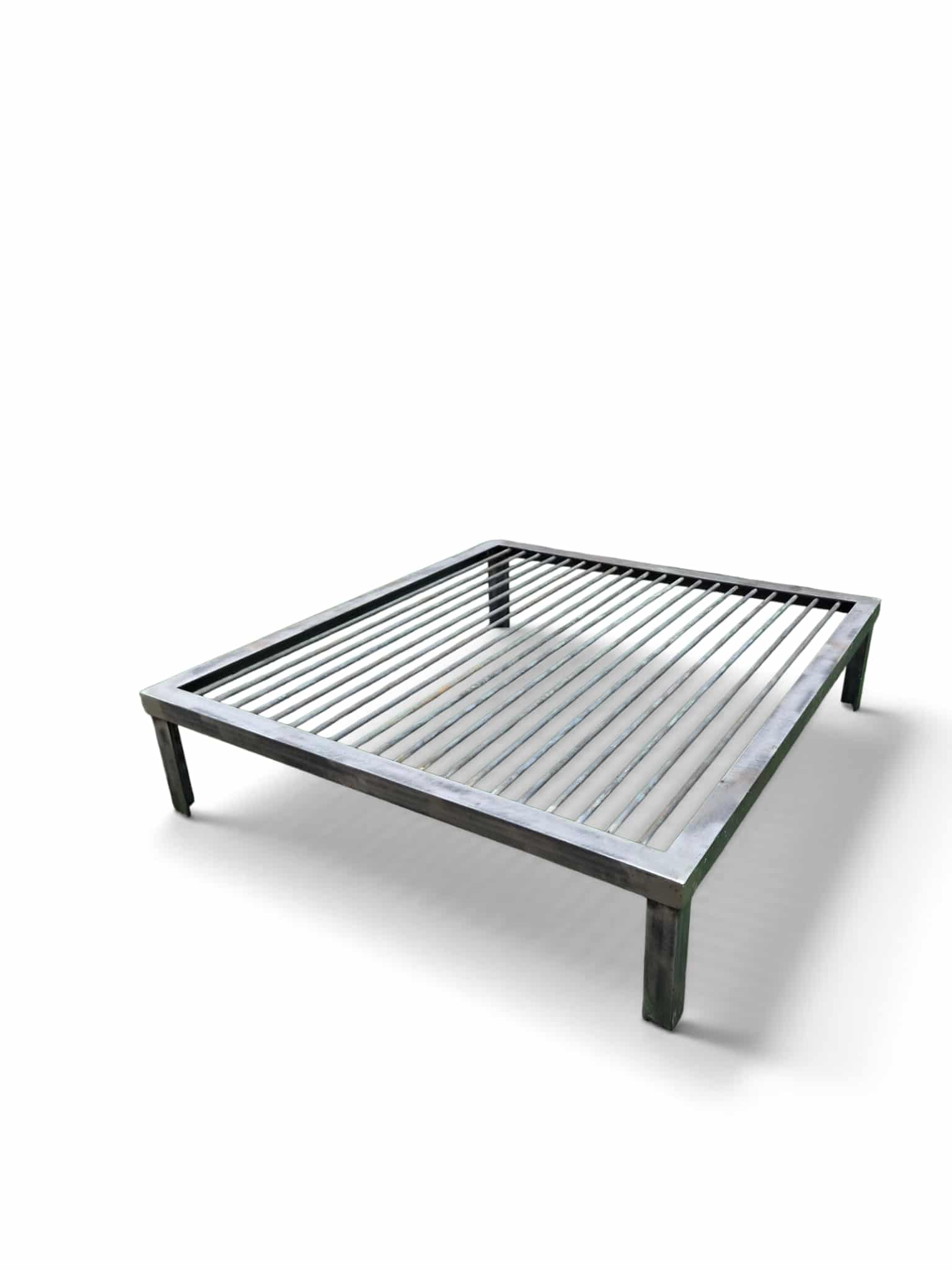 Parrilla de hierro rectangular para asado, ideal para cocinar a la parrilla. Diseñada con barras robustas para garantizar una cocción uniforme y estabilidad durante el uso.