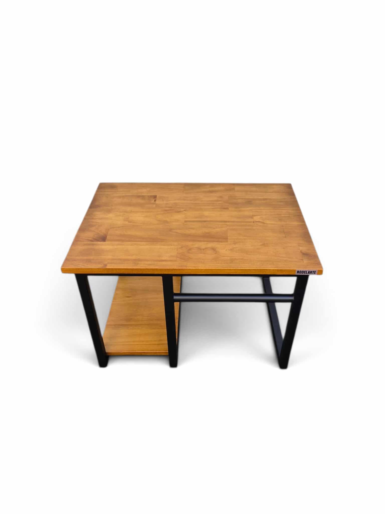 Mesada de baño de madera con estructura metálica negra, incluye un estante inferior ideal para almacenar artículos de baño. Diseño moderno y funcional.