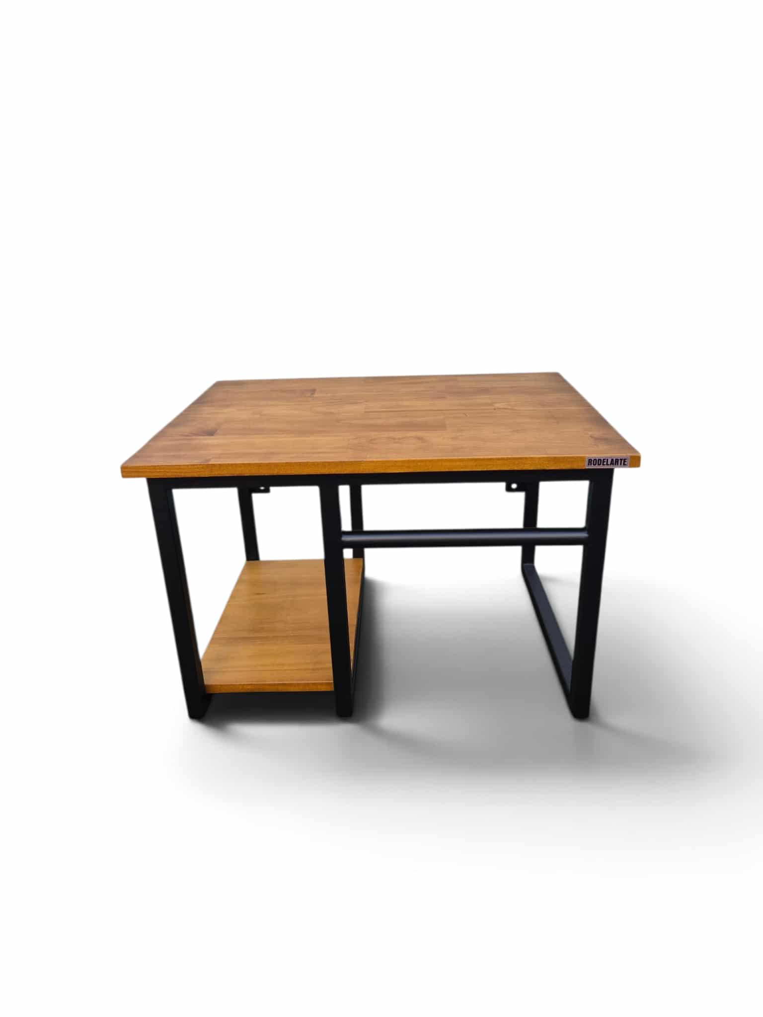 Mesada de baño en madera con estructura metálica negra, incluye estante inferior para almacenamiento adicional. Ideal para baños modernos o minimalistas.