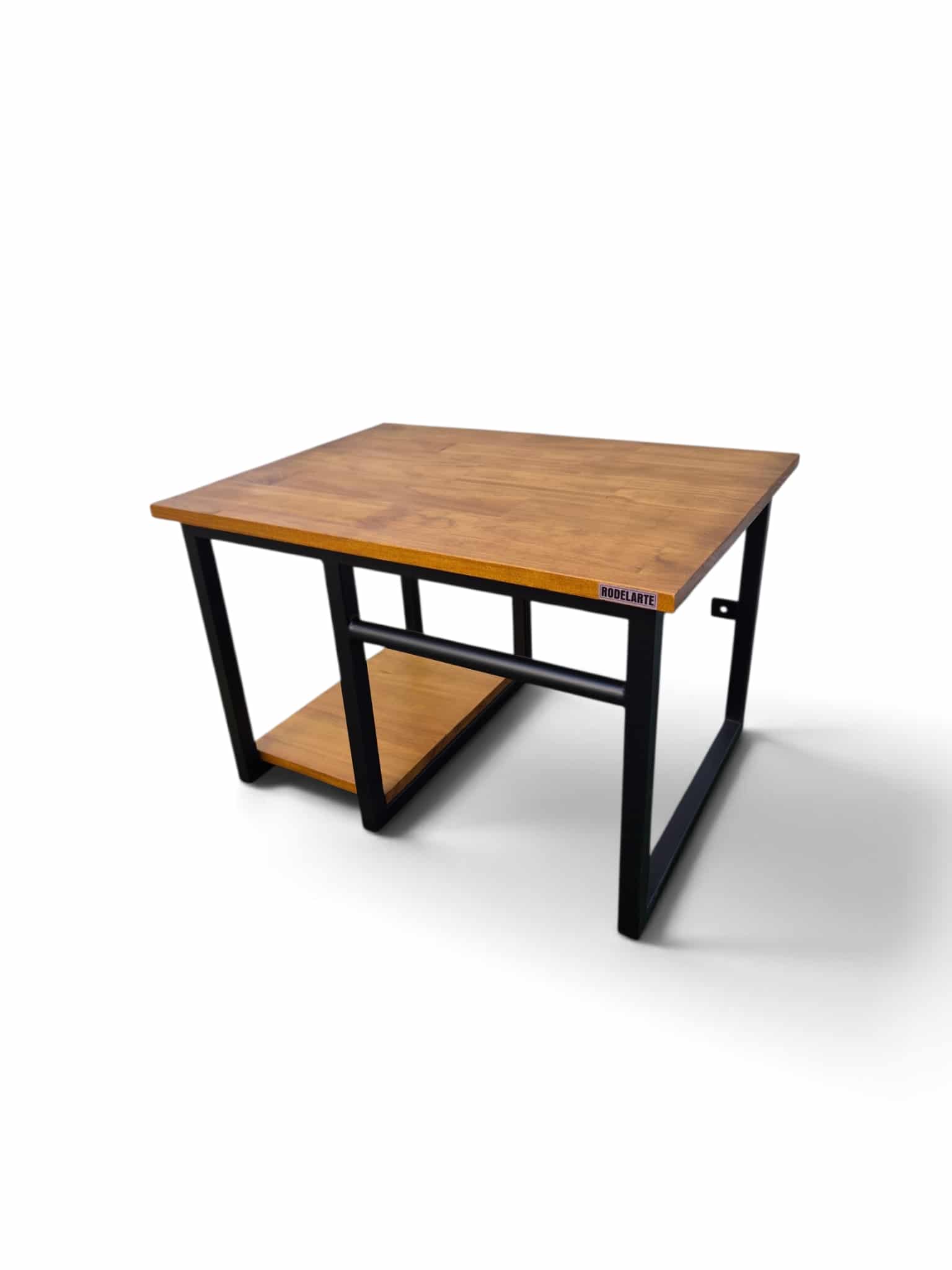 Mesada de baño con marco negro y base de madera. Incluye un estante inferior para almacenamiento adicional. Ideal para baños modernos, combina funcionalidad y estilo.