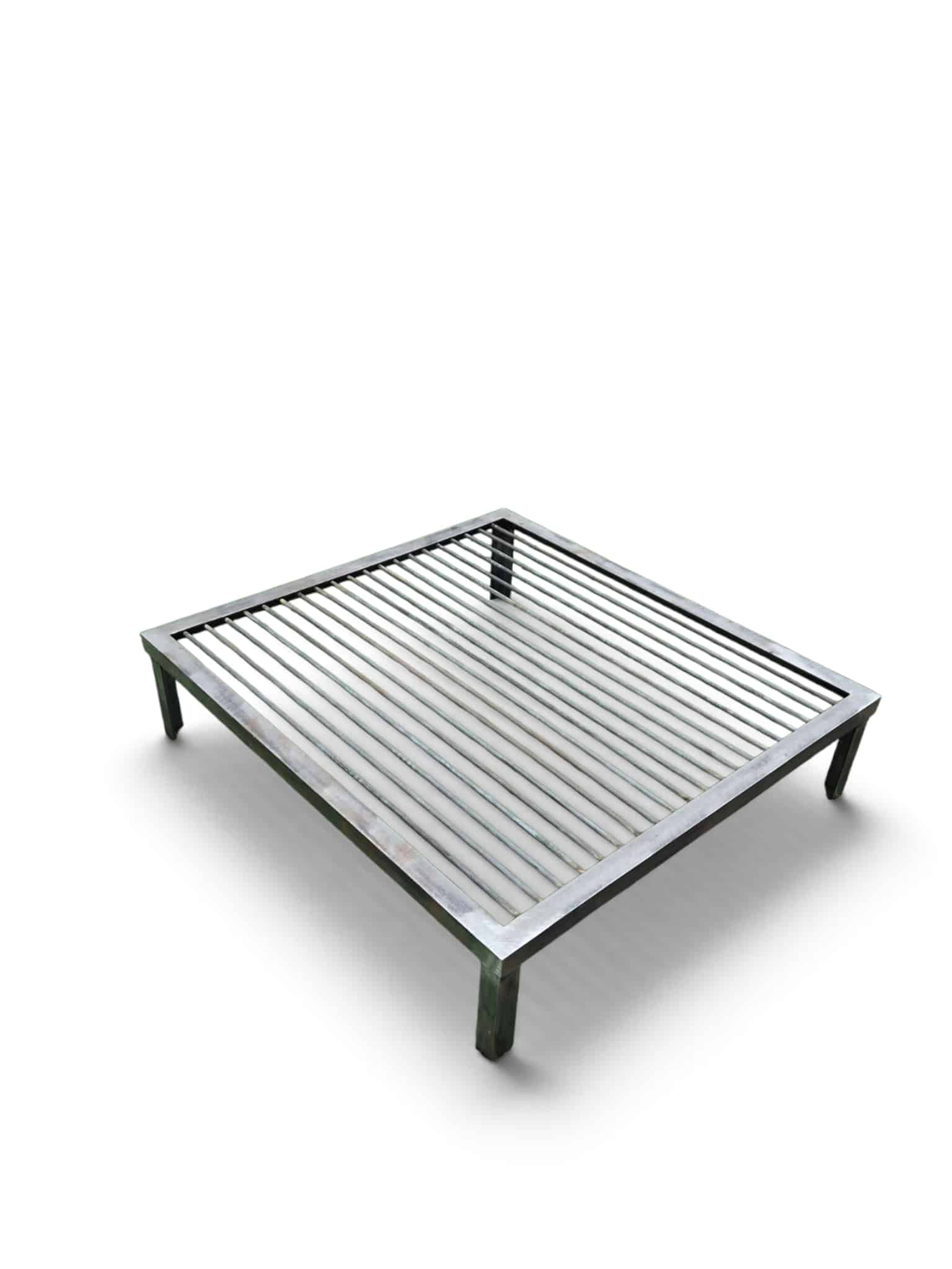 Parrilla de hierro para asados, diseño cuadrado con rejillas, ideal para cocinar carnes y verduras al aire libre, destacando por su resistencia y distribución uniforme del calor.