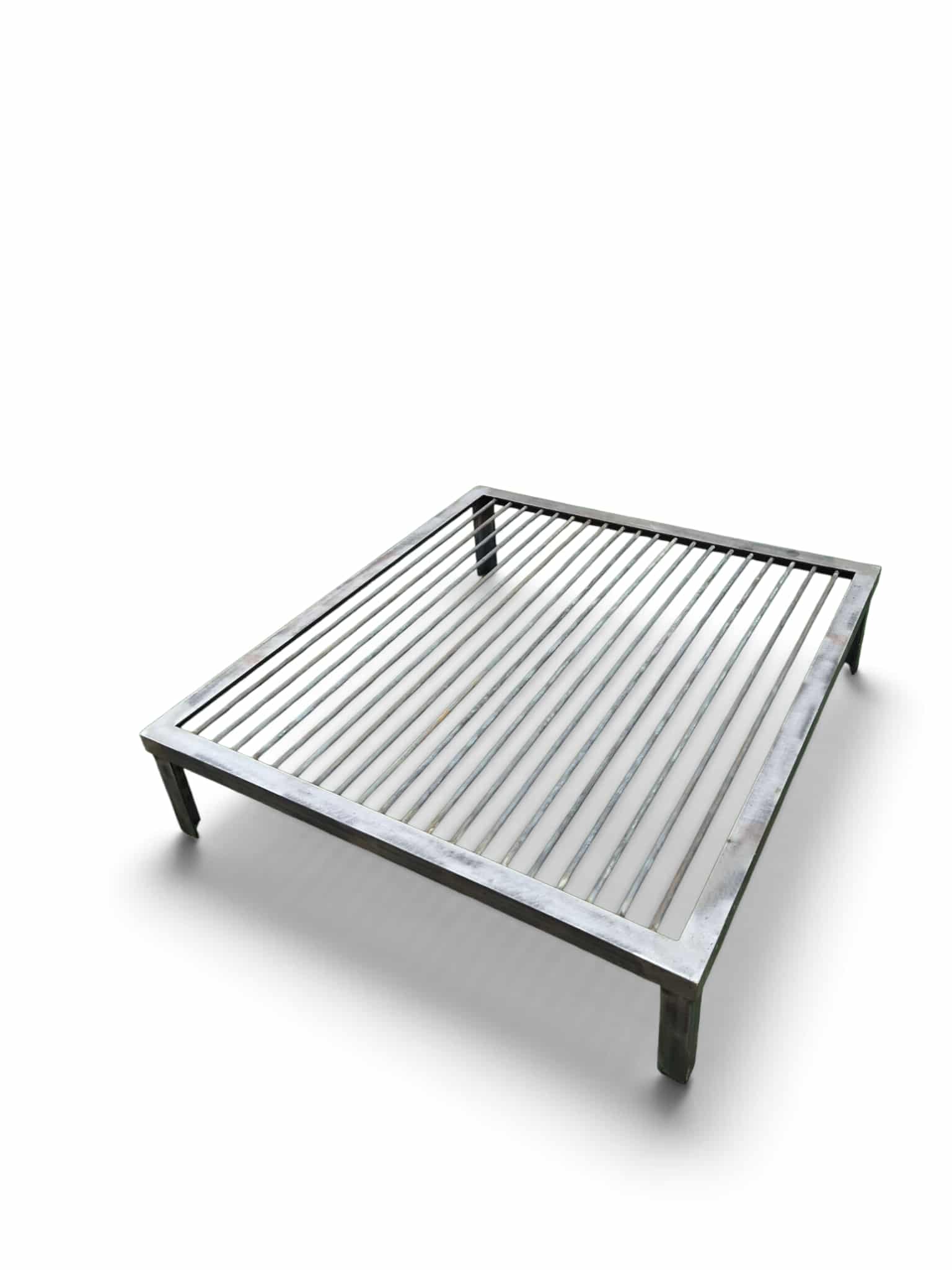 Parrilla de hierro portátil ideal para asados al aire libre. Diseño robusto, con rejillas para cocinar carne y verduras. Perfecta para disfrutar de una barbacoa en familia o con amigos.