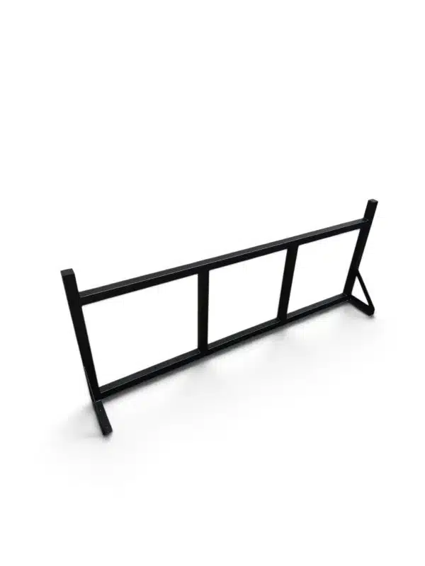Barra antivuelco negra para muebles, ideal para prevención de accidentes en casa. Su diseño robusto asegura estabilidad y seguridad en cualquier habitación.